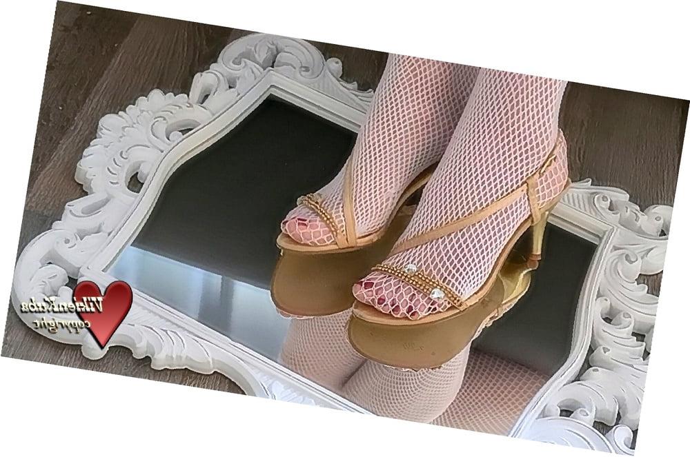 11P Feet in mirror