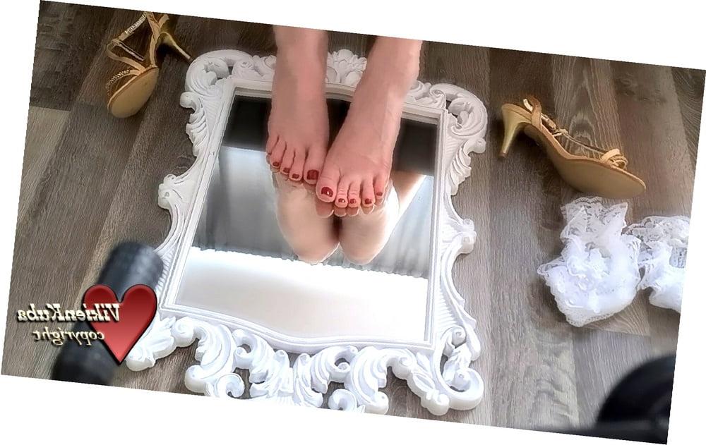 11P Feet in mirror