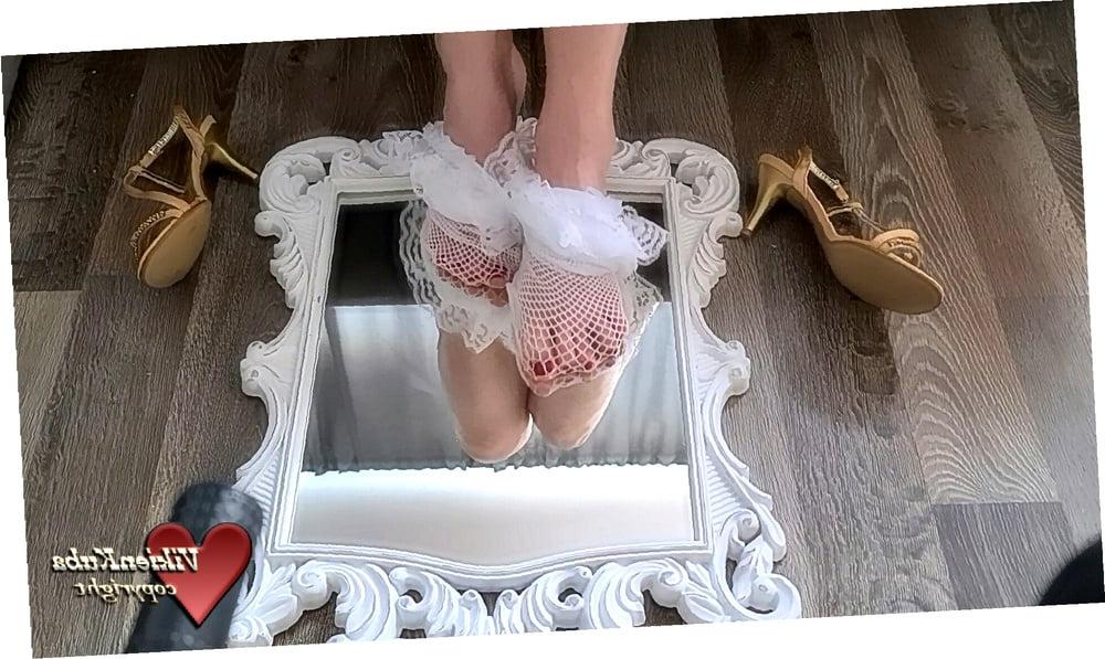11P Feet in mirror