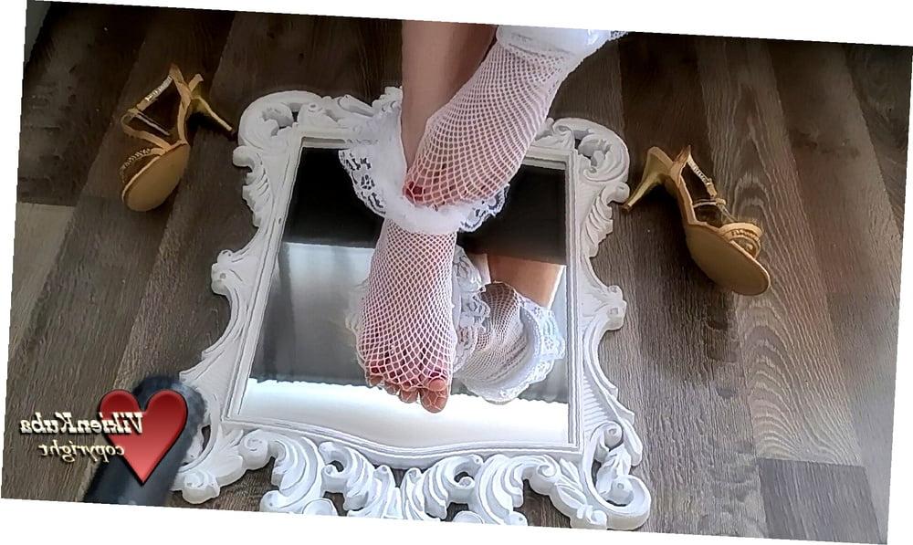 11P Feet in mirror