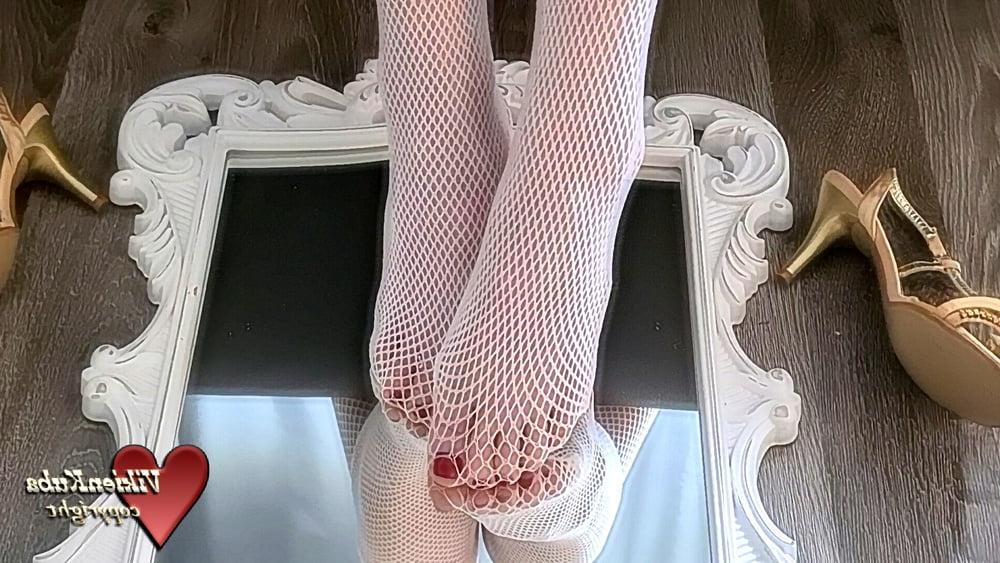 11P Feet in mirror