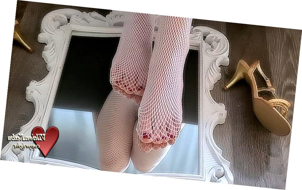 11P Feet in mirror