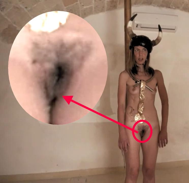7P Jatun Risba is expecting you to touch her pussy