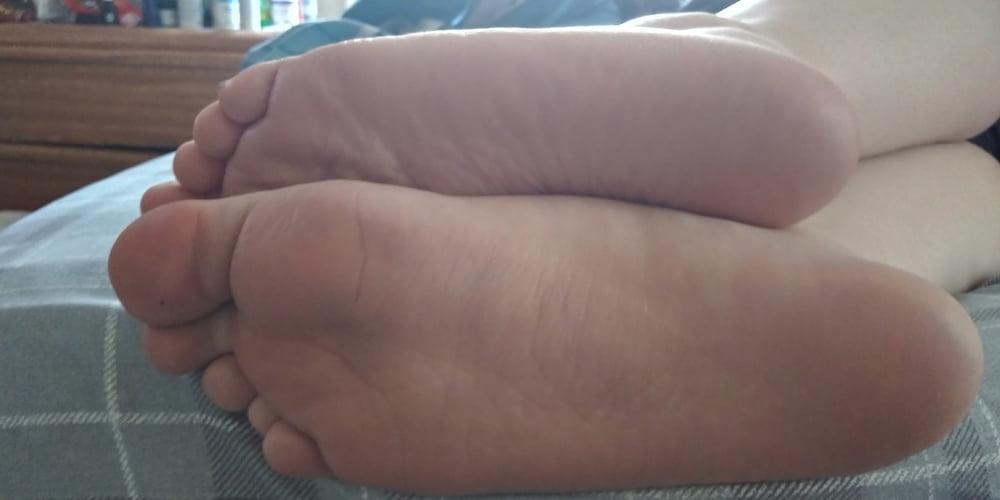 12P Wife's hot asleep feet