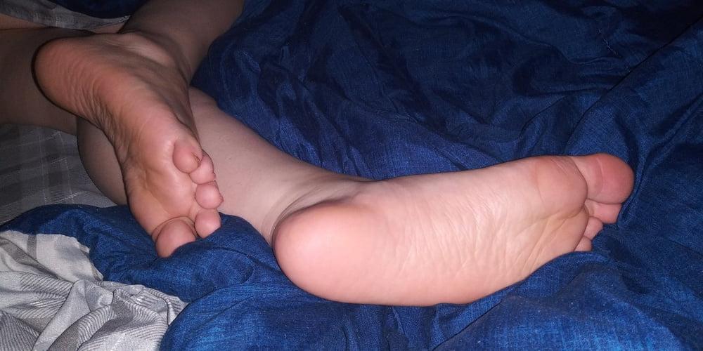12P Wife's hot asleep feet