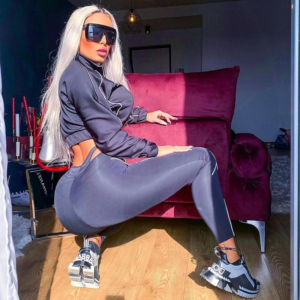 25P Wank Goddess Loredana Chivu