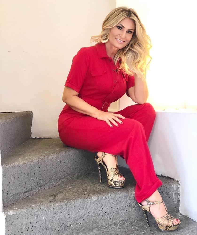 25P Anette Cuburu feet