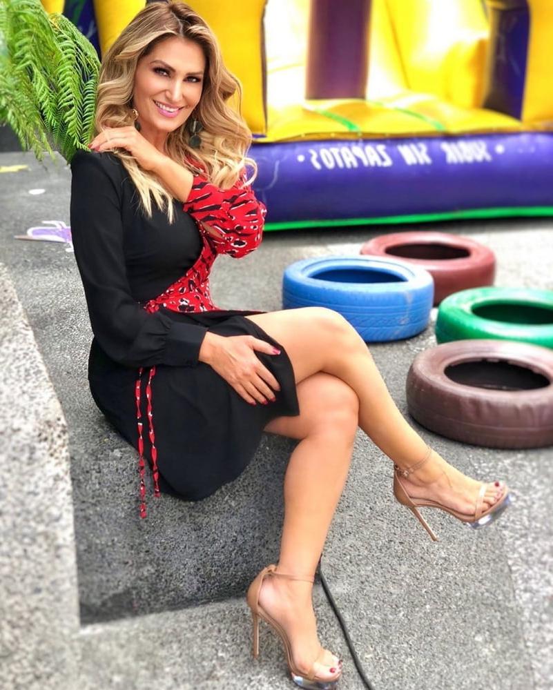 25P Anette Cuburu feet