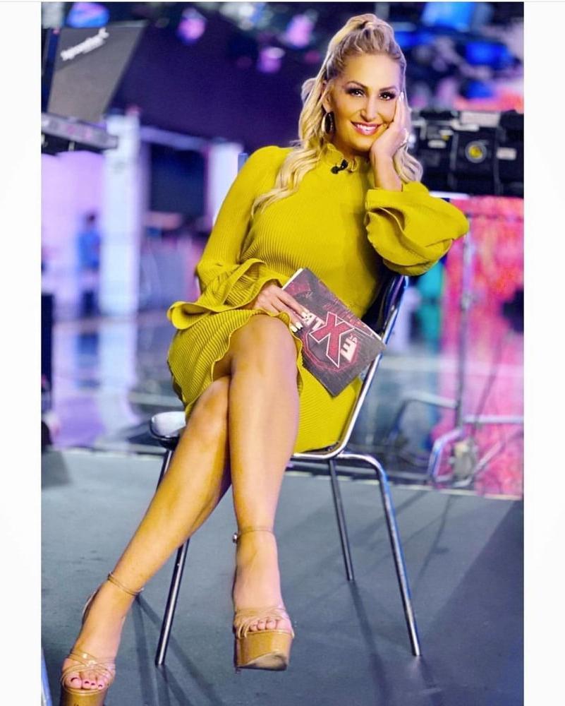 25P Anette Cuburu feet