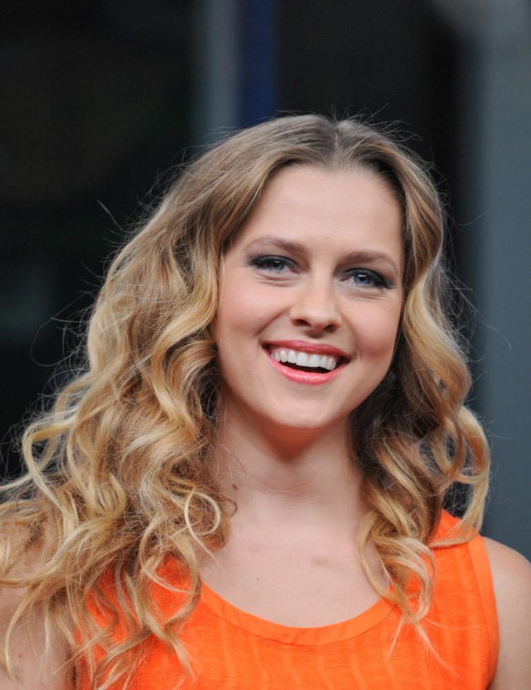 25P Teresa Palmer süße Frau