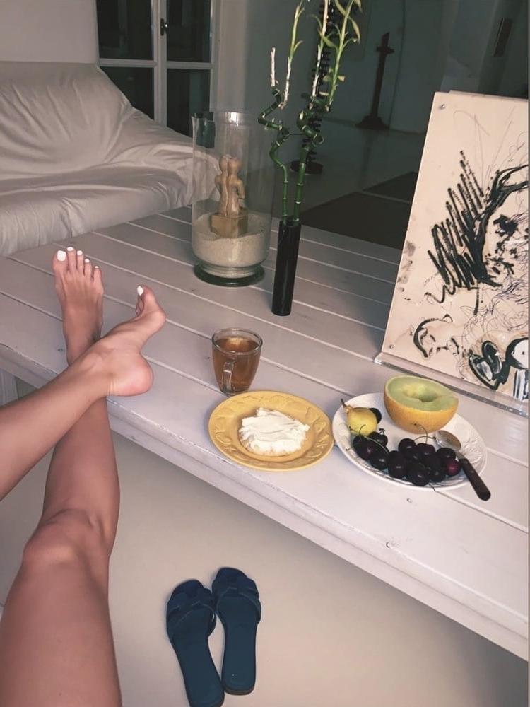 24P feet and food