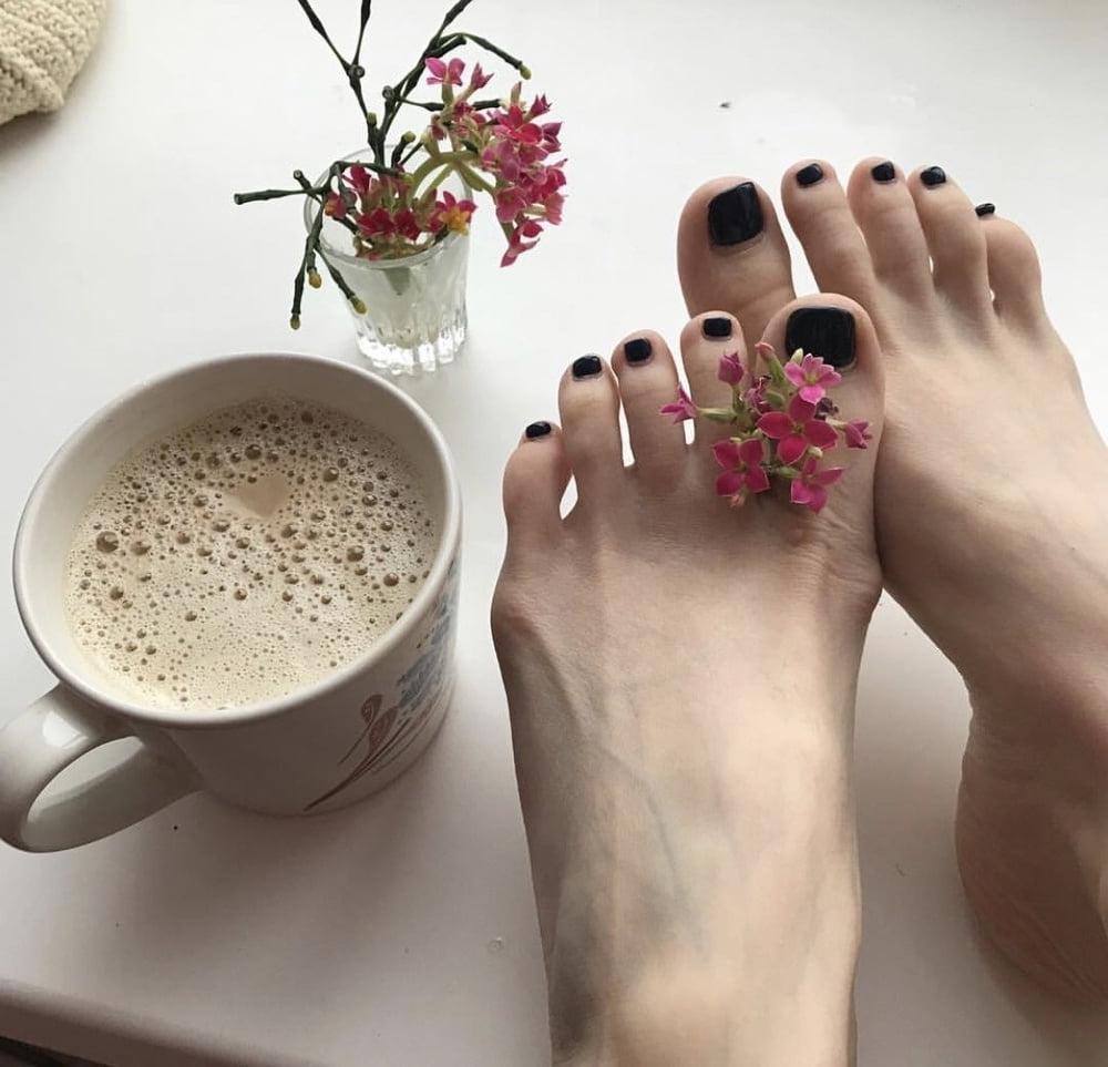 24P feet and food