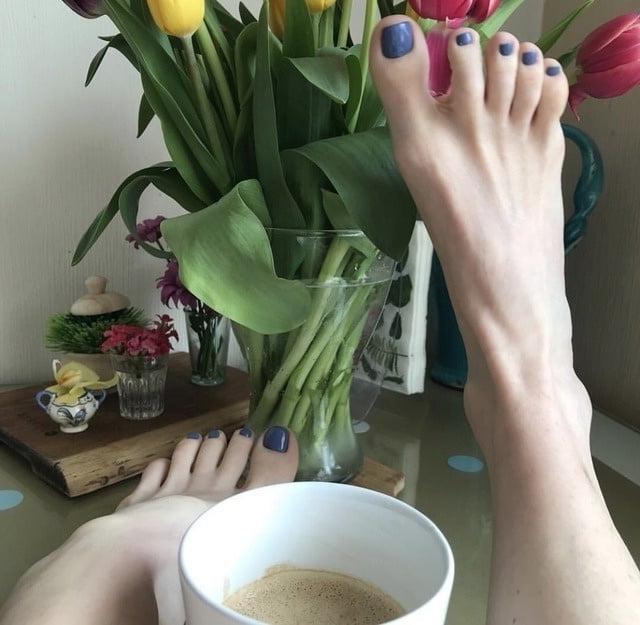 24P feet and food