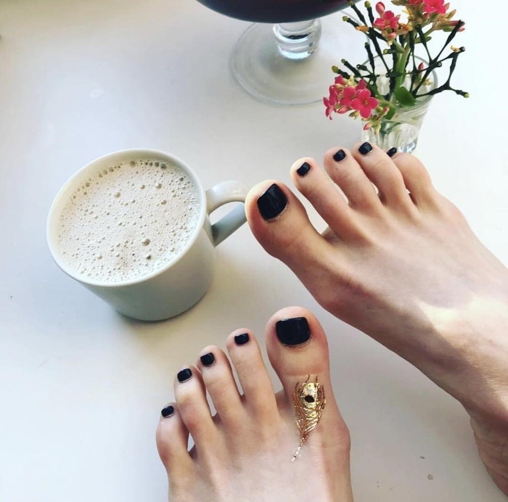 24P feet and food