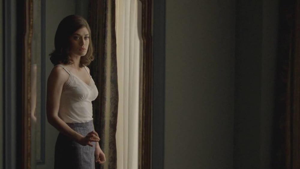 25P Lizzy Caplan cute woman