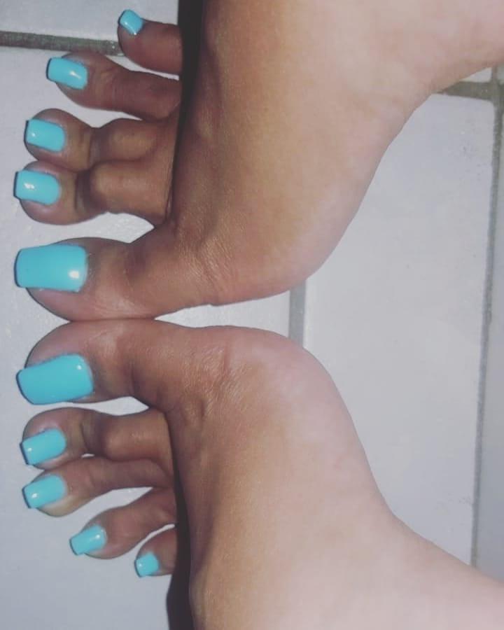 25P Tash long toes