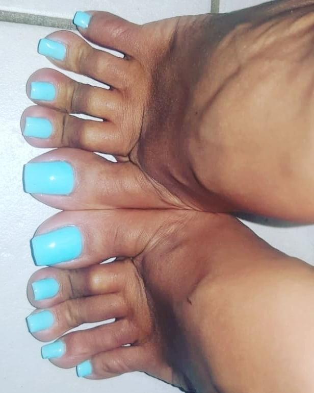 25P Tash long toes