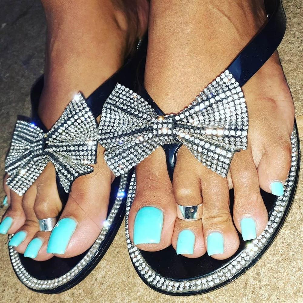 25P Tash long toes