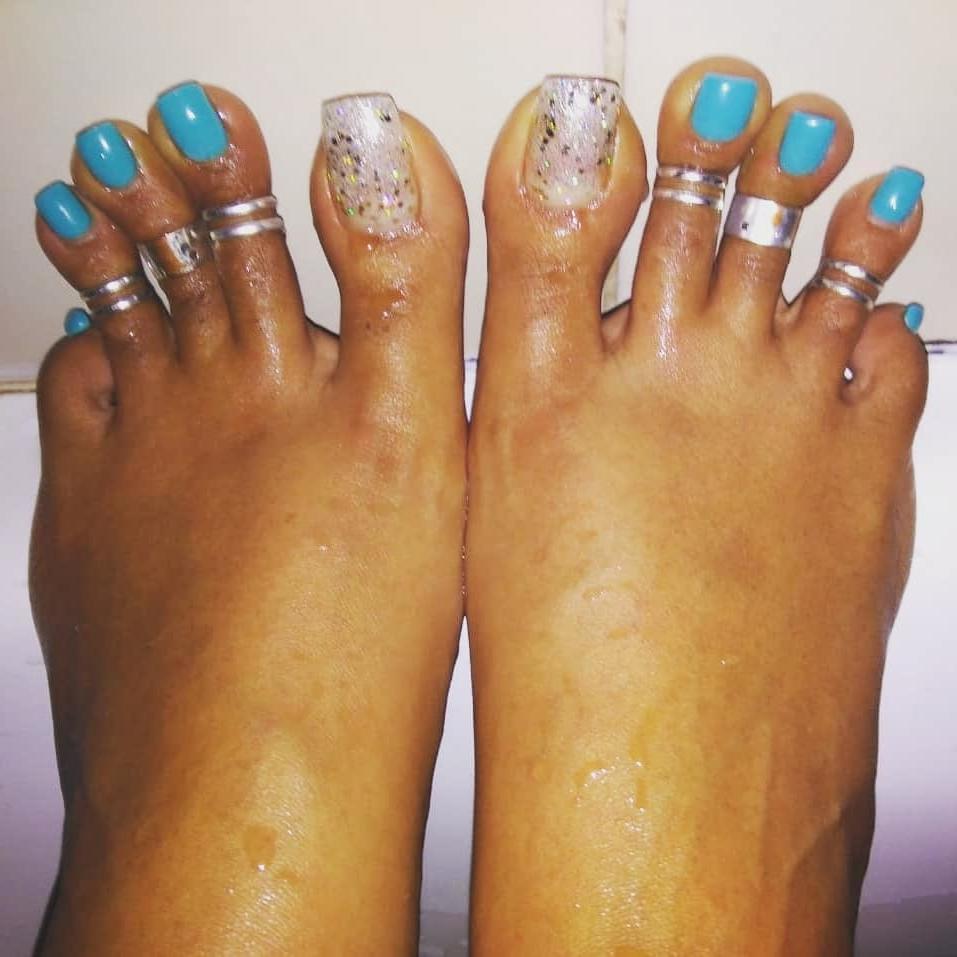 25P Tash long toes