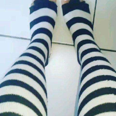 25P Tash long toes