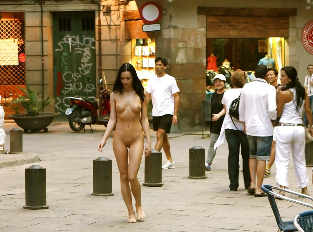 23P GIRLS NAKED IN PUBLIC
