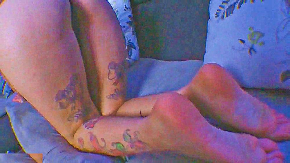 13P WORLD'S SEXIEST FUCKABLE BITCH (FEET AND ASS)