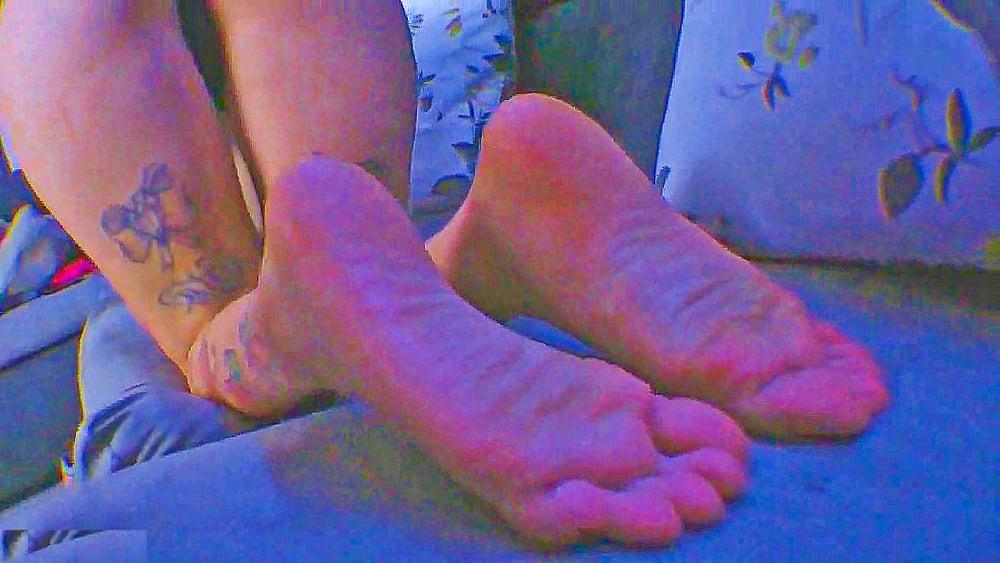 13P WORLD'S SEXIEST FUCKABLE BITCH (FEET AND ASS)