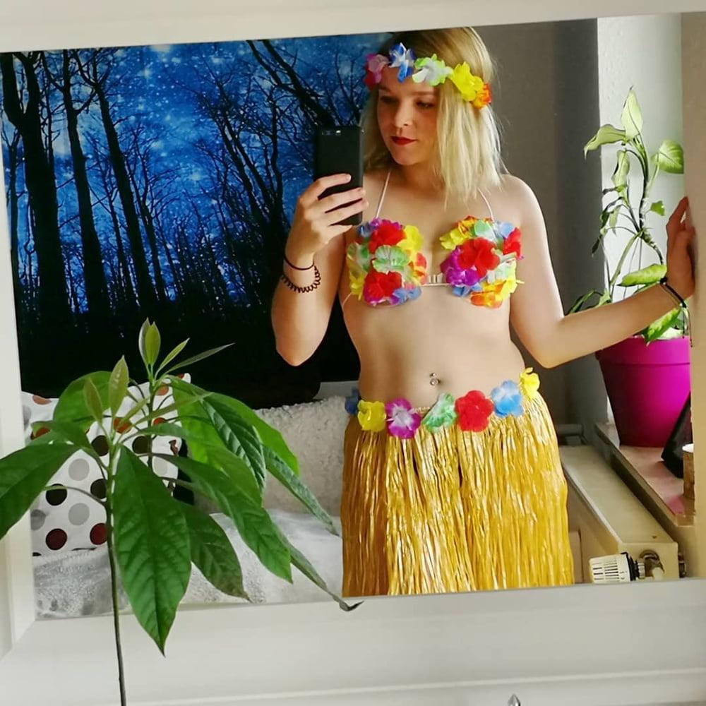 10P cum target bitch sara blonde small girl