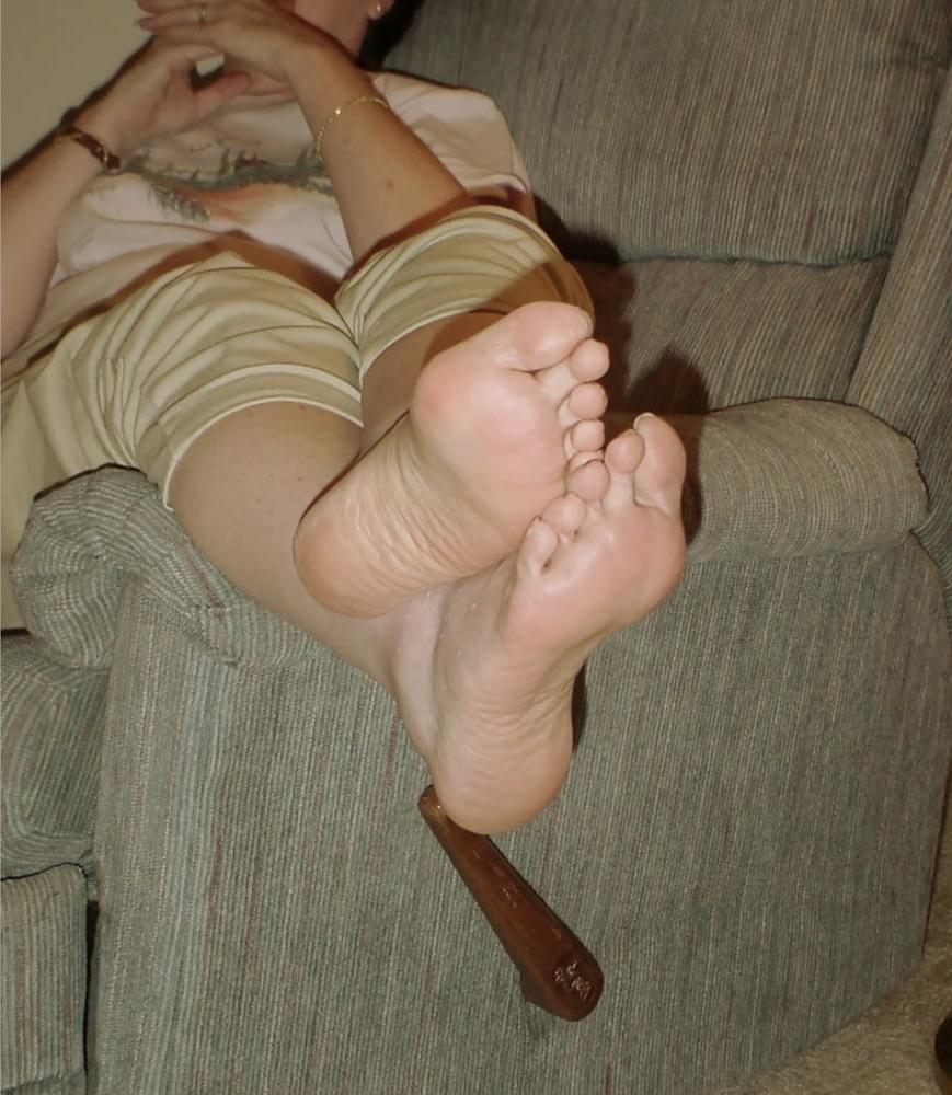 25P Sexy Mature feet