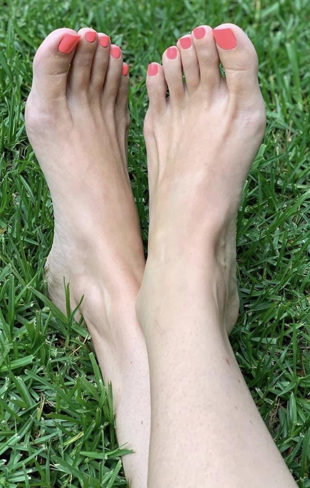 24P sexy ass WHITE girl toes and soles pt14