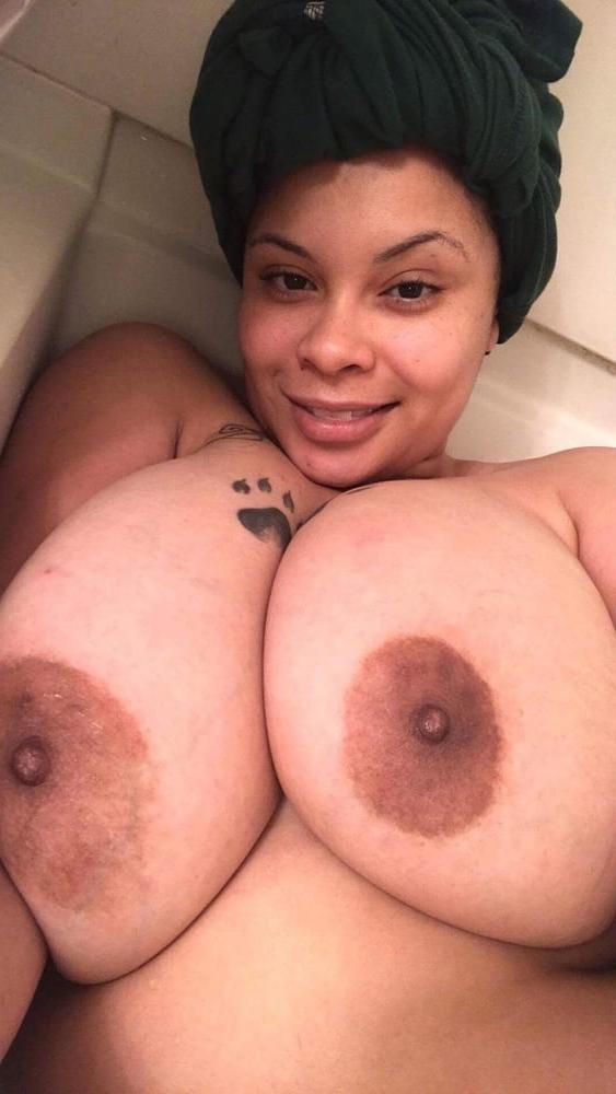 24P THIS BITCH TAKING A SELFIE V8