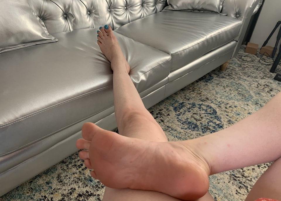 25P Babe with Gorgeous Feet and Ass