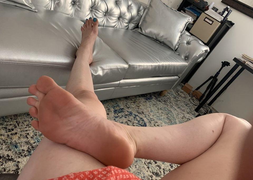 25P Babe with Gorgeous Feet and Ass