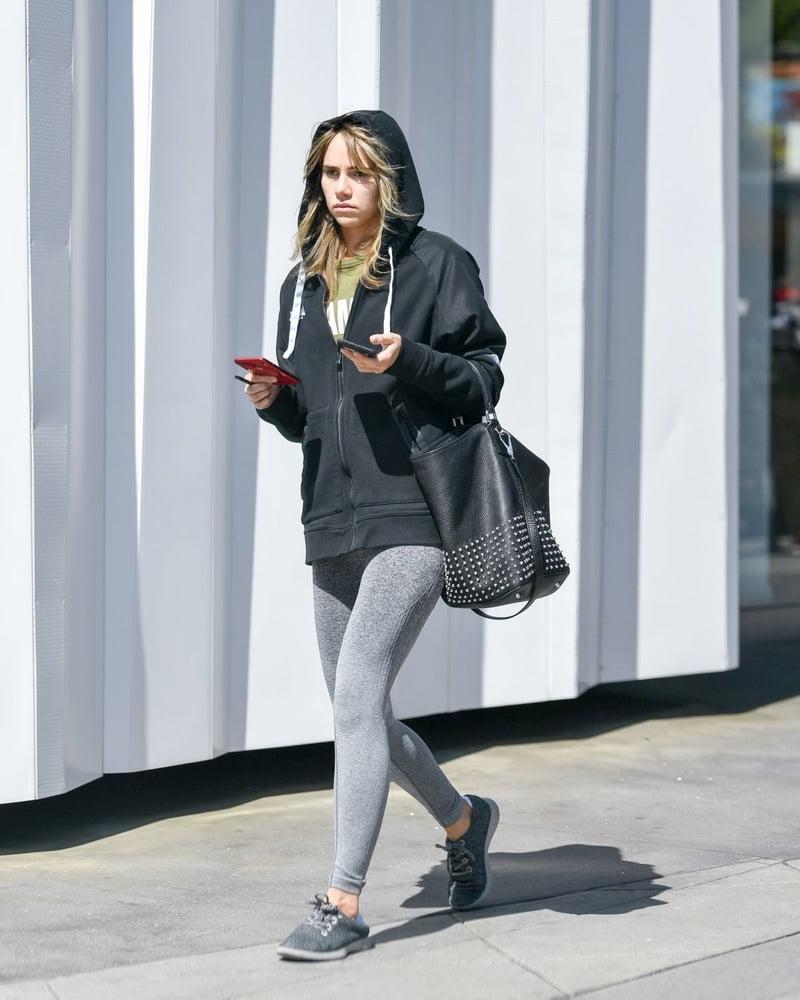 25P Suki Waterhouse! cute woman!