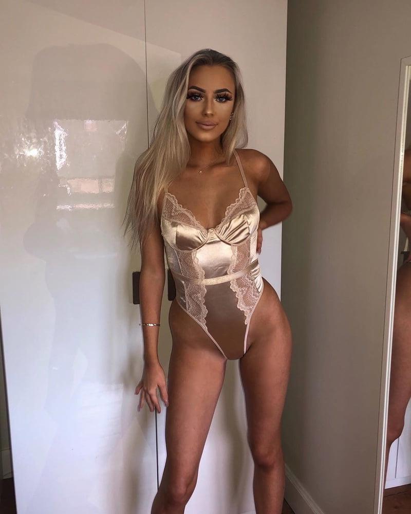 25P Mix of cute ladies (some lingerie)