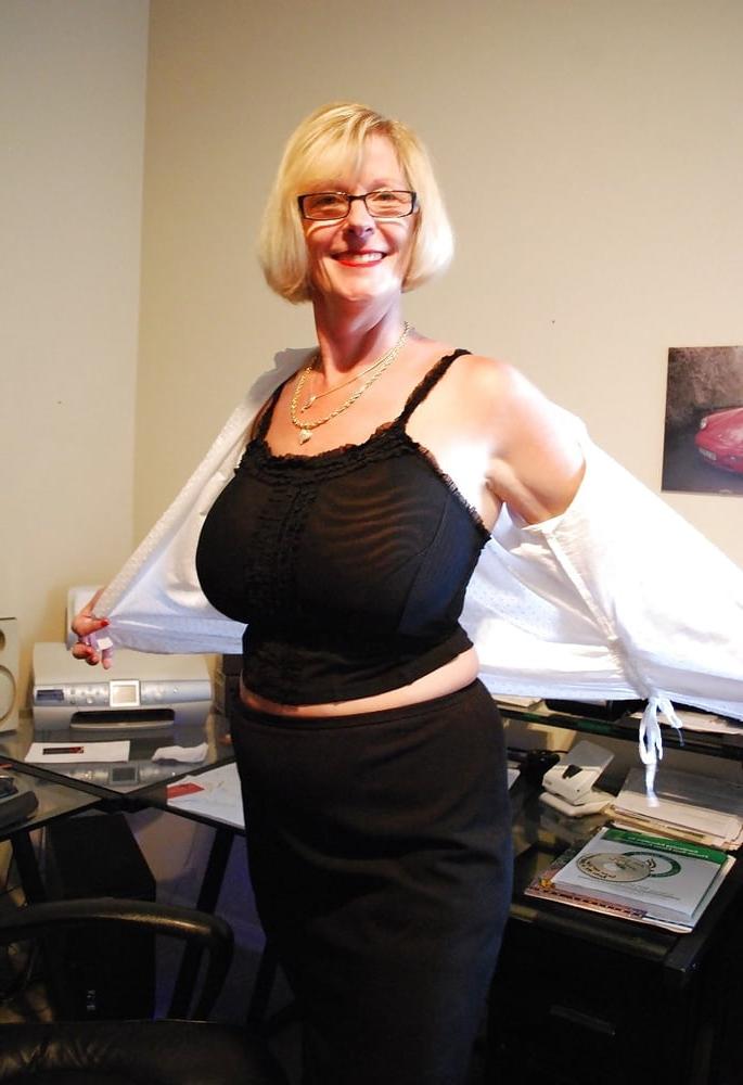25P SEXY BITCH BLONDE PHYLLIS GRANNY BIG TITTS