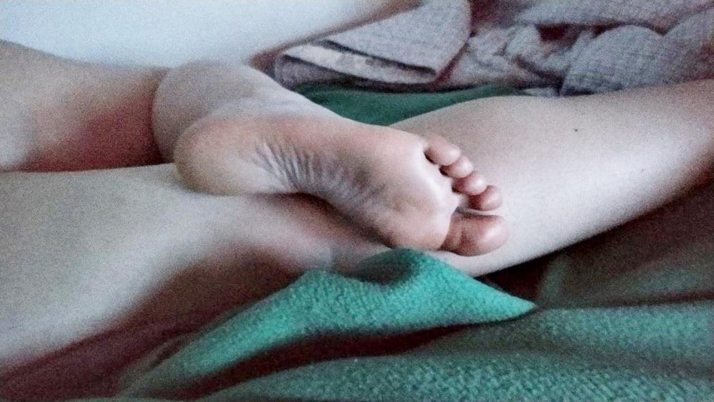 24P AMANDA'S FEET