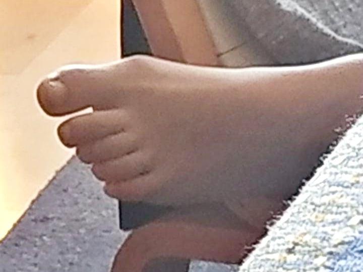 24P AMANDA'S FEET