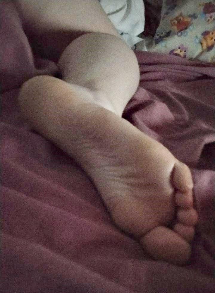 24P AMANDA'S FEET