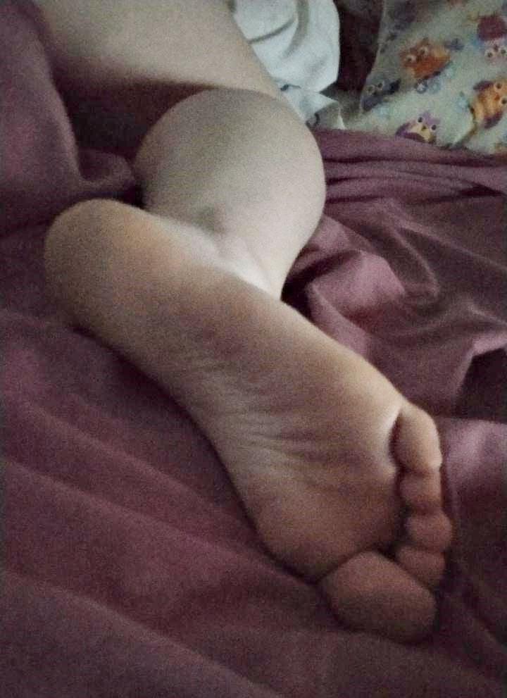 24P AMANDA'S FEET
