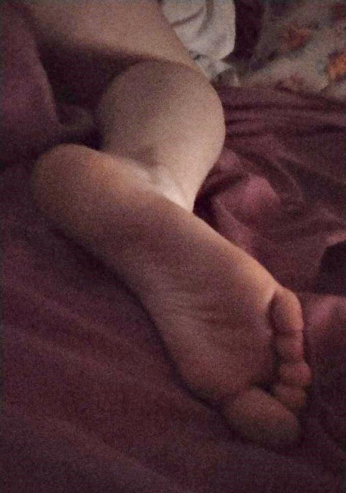 24P AMANDA'S FEET