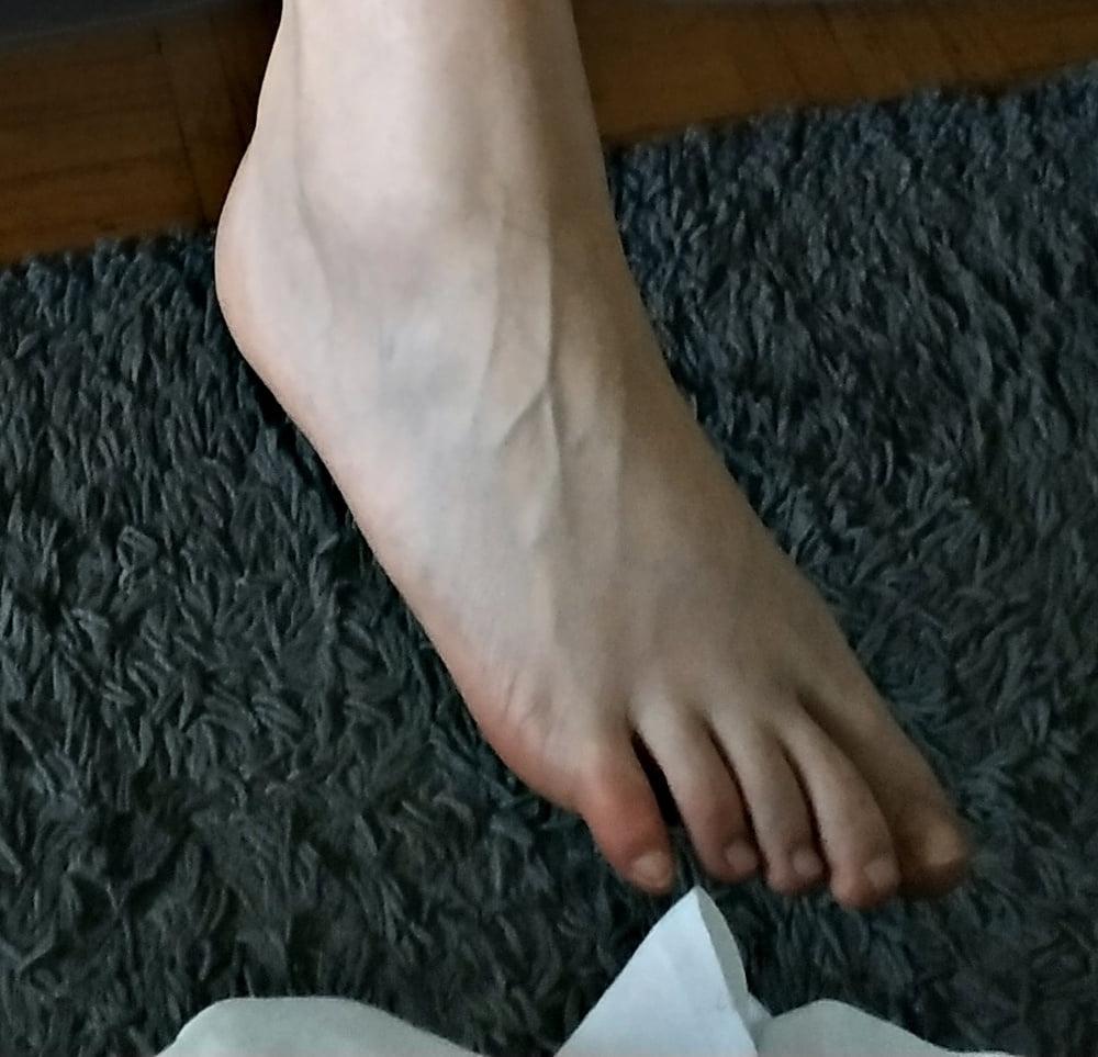 24P AMANDA'S FEET