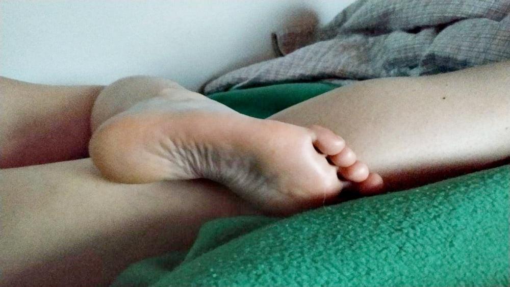 24P AMANDA'S FEET