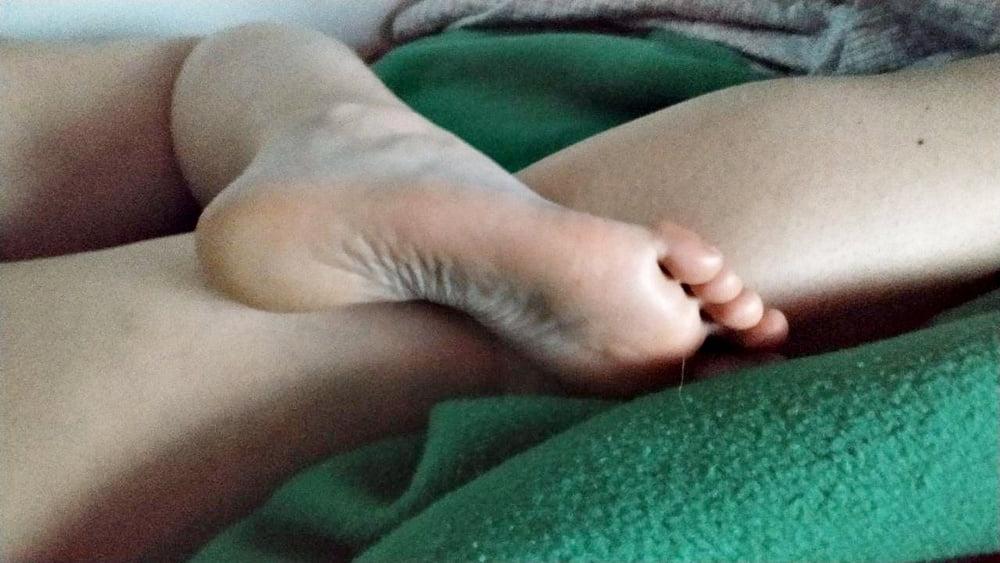 24P AMANDA'S FEET