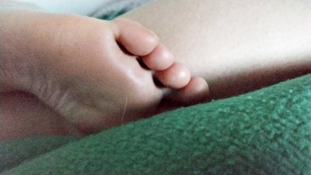 24P AMANDA'S FEET