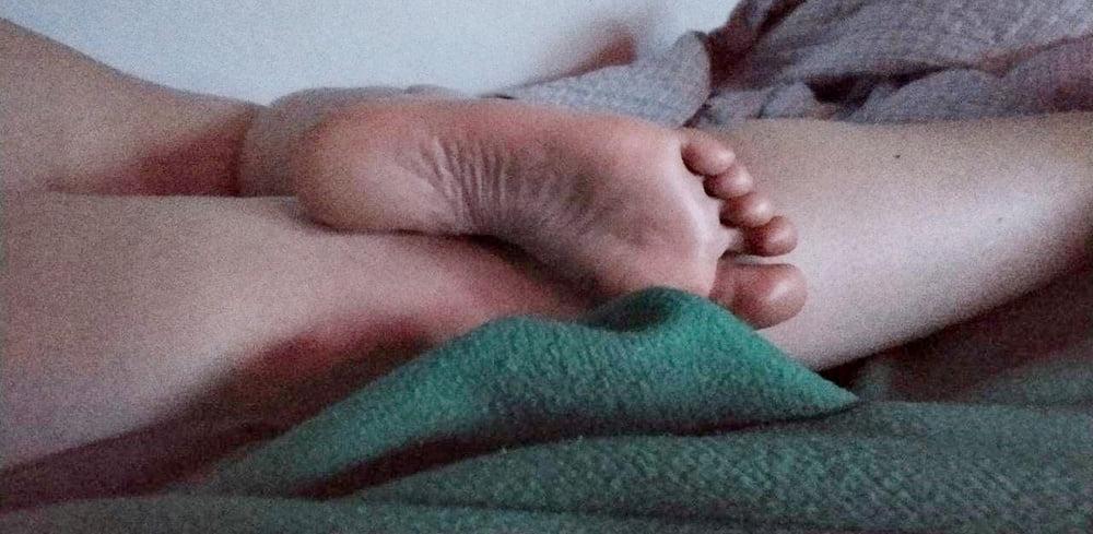 24P AMANDA'S FEET