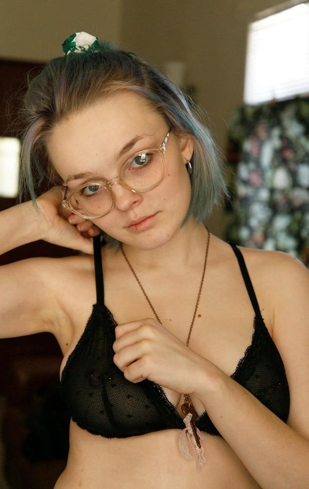 25P Cute and Sexy Vonnie