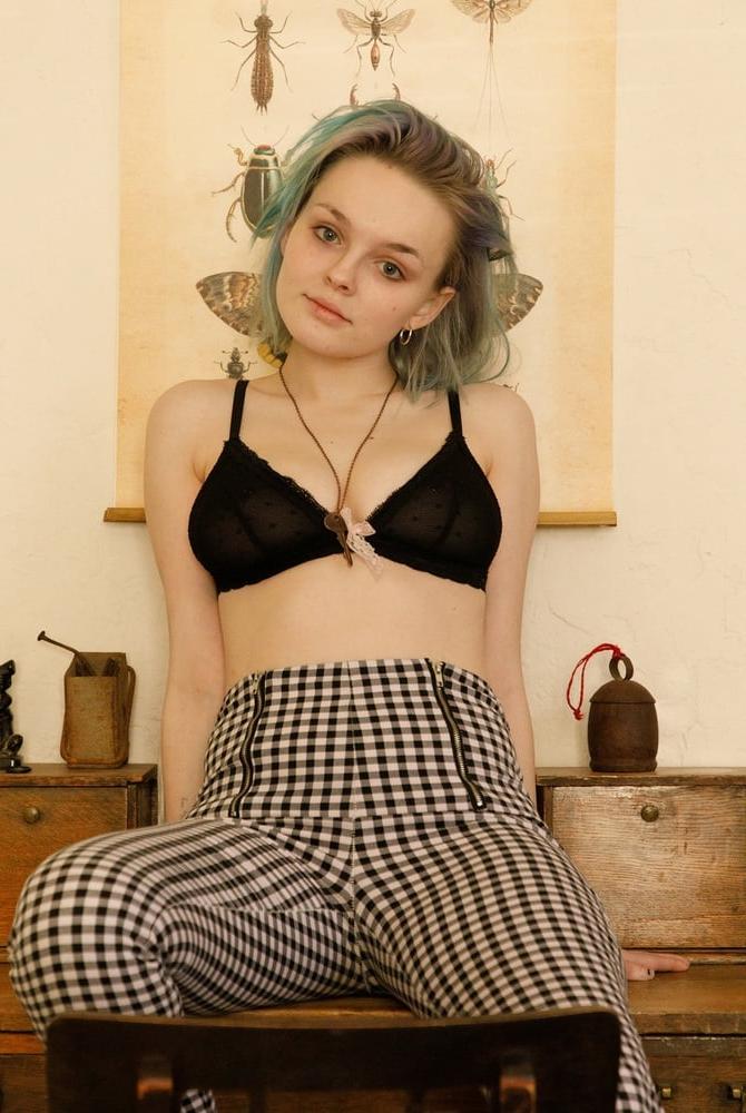 25P Cute and Sexy Vonnie
