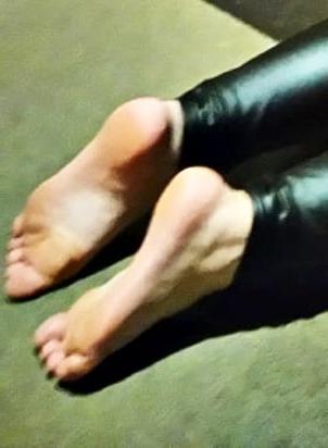 13P JENNIFER'S FEET