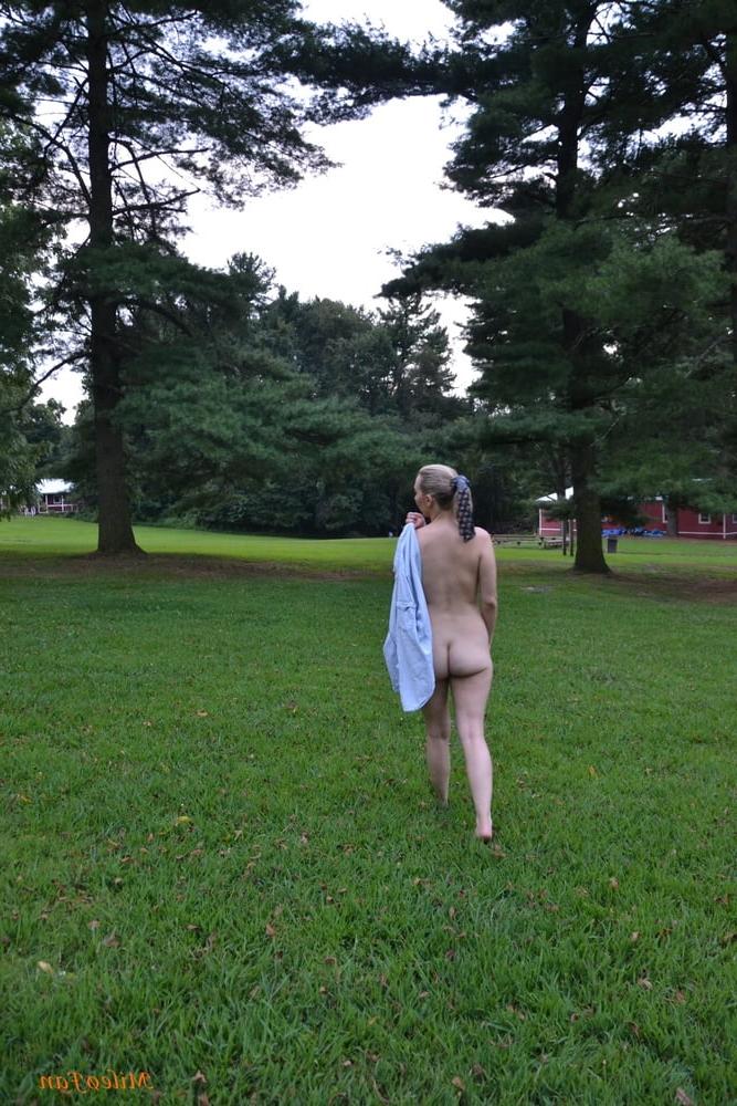 25P Cute Naked in Public